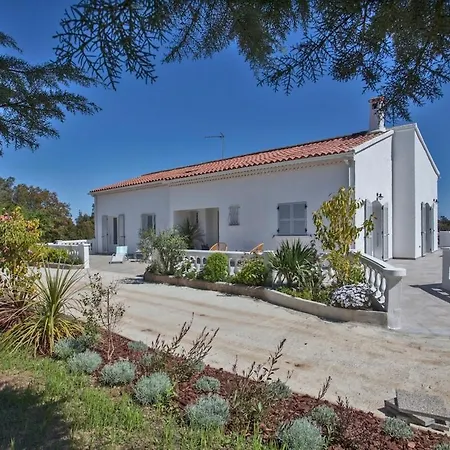Les Aralias Villa *